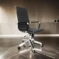 Chaise directeur LUXE  HD base en acier chromé un dossier et des accoudoirs rembourrés en similicuir, Noir